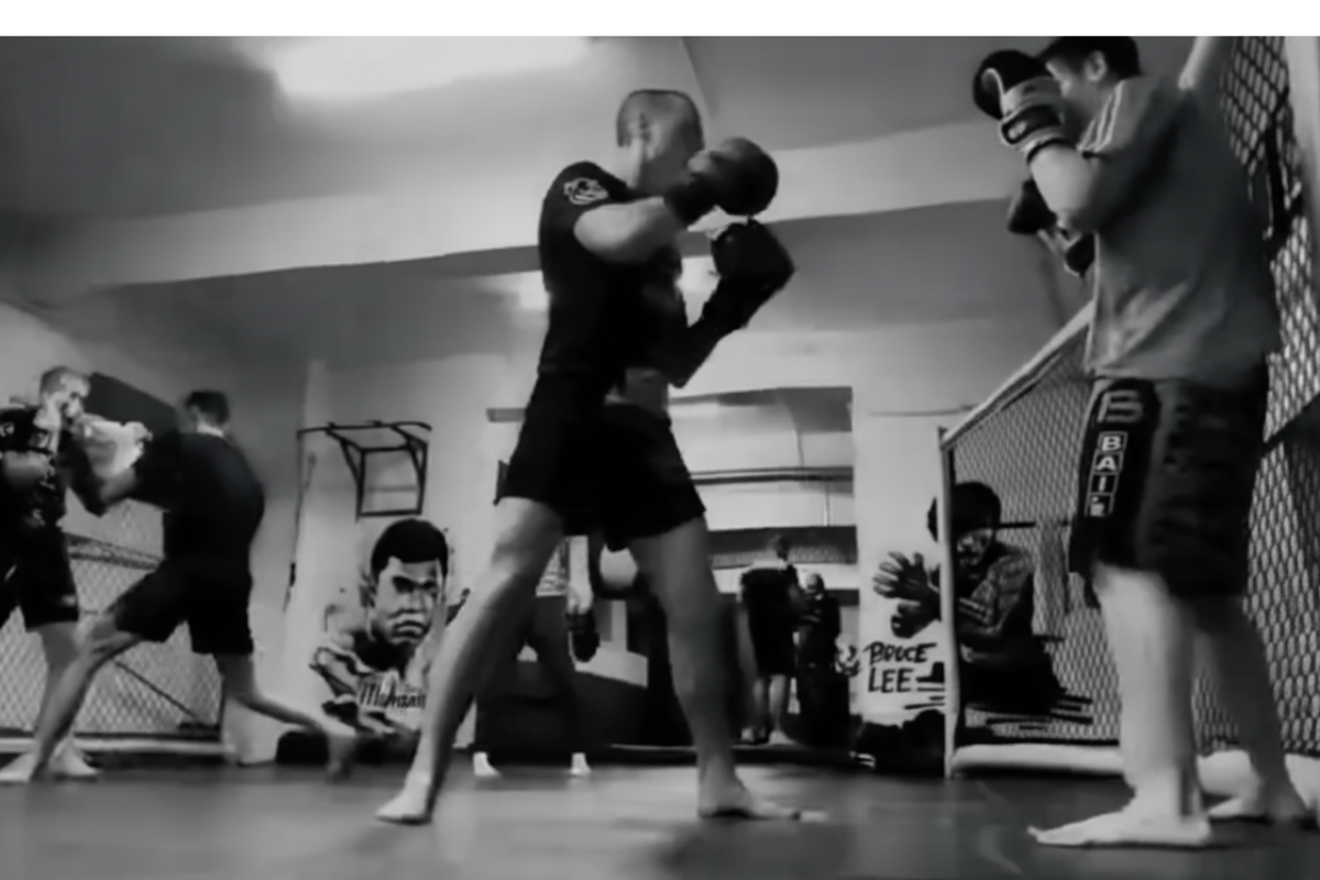 Trener pomaga uczniowi